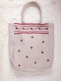バラの手刺繍が施された水玉模様のバッグ ＜バドローズ　マーリア　水野　陽子　2008年春夏コレクション＞