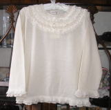 バドローズ　マーリア　水野　陽子　 ２００８年　オータムコレクション　＞　フリル付セーター　＞　胸元のフリルは綿レースとニットレースの組み合わせ