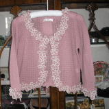 バドローズ　マーリア　水野　陽子　 ２００８年　オータムコレクション　＞　ボレロ風カーディガン　＞　襟まわり、前たて、裾、袖口全部が、かぎ針編みのお花のモティーフで囲まれています