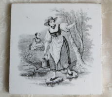 アンティーク＞インテリア＞ミントン・タイル　1885年＞イギリスの陶磁器の里、ストーク・オン・トレントで作られたタイル。タイルの絵はモノトーンで小川のほとりにいる２人の女性が描かれています。