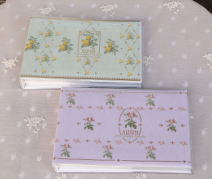 ルドゥーテの薔薇雑貨＞ルドゥーテの薔薇が描かれた雑貨＞写真のアルバムです。グリーンとピンクの2色でポケットが40枚です。