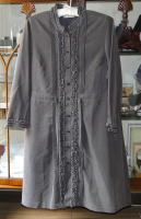 バドローズ　マーリア　水野　陽子　 ２０１０年　秋コレクション＞ワンピース＞パープル＞襟周りと袖口にフリル、前縦には襟元から裾にかけてゴージャスなフリル、その両サイドをピンタックが挟み込むようなお洒落なワンピースです。