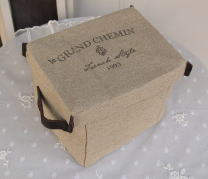インテリアの雑貨＞麻布ボックス＞グランシュマンのオリジナル麻布ボックスです。le GRAND CHEMIN　French Style　1993＞フレンチカントリー・スタイルのおしゃれなデザイン。持ち手は皮製です。