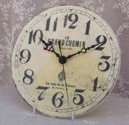インテリアの雑貨＞アンティーク風壁掛け時計＞消えかかった文字、文字盤のよごれ・・・・・・アンティーク仕上げの壁掛け時計です。