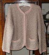 バドローズ　マーリア　水野　陽子　 ２０１０年　冬コレクション＞ジャケット ピンク＞襟ぐりから前立て、すそ周りをブレードのようなかぎ針編みに小さなパールが施されたジャケットです。