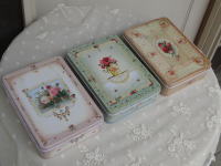 薔薇の雑貨＞バラのステイショナリー＞缶入り封筒付きカード＞Ira Kuzminsky （アイラ・クズミンスキー）デザインの素敵な薔薇の缶に入った封筒付きカードセットです。＞ピンク、グリーン、オレンジの３色　／　カード、封筒（10セット）