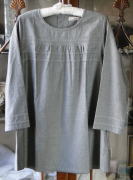 バドローズ　マーリア　水野　陽子　 2011年　秋コレクション＞チュニック　グレー＞ピコレースが襟、胸、袖回りに、胸回りにはギャザとレースが施された可愛いチュニックです。＞綿　100％