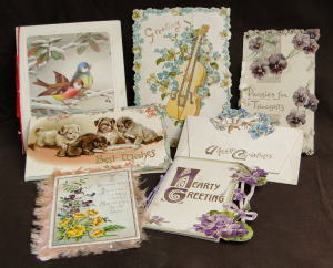 アンティーク雑貨＞ヴィクトリアン・グリーティングカード＞ダイカットとエンボス加工の施されたヴィクトリアン・グリーティングカード。ヴィオラの花、ヴァイオリンをはじめ、可愛い小鳥や子犬がモティーフのカードです。