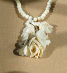 アンティーク・アクセサリー＞ネックレス＞薔薇の花をモティーフにしたアイボリーのネックレスです。＞ヴィクトリアン