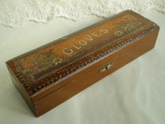 アンティーク・インテリア＞ヴィクトリアン・グローブ・ボックス＞"GLOVES"の文字と花の絵が描かれた木製のグローブボックスです。 鍵付きでショートとロング、２双のグローブが入っています。