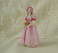 アンティーク陶器＞フィギア＞右手に花束を持ってピンクのドレスを着た愛らしい女性のフィギアです。＞Joan Lawton Sthdio China Made in England