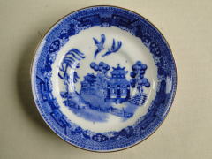 アンティーク陶器＞コールドン＞ブルー & ホワイト＞ゴールド・トリムのブルー・ウィローパターンです。（※ウィローは柳）やや深めの可愛い小皿です。＞CAULDON LTD. ENGLAND　 BLUE-WILLOW Pattern＞1905-1920
