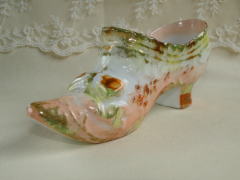 アンティーク陶器＞ヴィクトリアン・リボン・シュー＞グリーンとピンクのリボンの付いたヴィクトリアンなデザインのリボン・シュー。 小物を入れたりお花をかざったり・・・・陶器の靴です。
