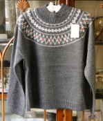 ＜バドローズ　マーリア　水野　陽子　 2014年　秋冬コレクション＞セーター＞襟回りから胸元にかけて、菱形のモティーフに赤い薔薇の刺繍を施したセーターです。＞アクリル 53％　ウール 36％　ナイロン 11％　　グレー