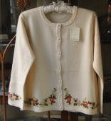 ＜バドローズ　マーリア　水野　陽子　 2014年　秋冬コレクション＞カーディガン＞裾に可愛いお花の刺繍を施した懐かしい雰囲気のカーディガンです。＞ウール　100％　オフホワイト