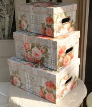 薔薇の雑貨＞ペーパーボックス＞ピンクのゴージャスな薔薇柄の３段ペーパーボックスです。丈夫な金属製の持ち手で内側にも小さなバラ柄。入れ子になっていてコンパクトに収納できます。＞Live Laugh Love