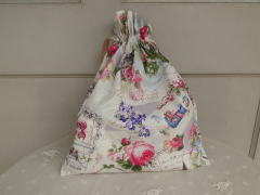 ヴィクトリアン・ファブリック＞巾着＞ヴィクトリアン柄の巾着です。 薔薇の花、リボン、女の子、小鳥などなど、おなじみのモティーフです。