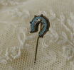 アンティーク・アクセサリー＞ピンブローチ＞ モザイク＞蹄鉄＞ヴィクトリア＞幸運のお守りとも見なされている蹄鉄。ブルーの蹄鉄に小さなお花をあしらったデザインのピンブローチです。