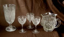 アンティーク雑貨＞アンティーク・ガラス＞おしゃれなフラワーベース、カットグラスのワイングラス（３）、ユニークな形のグラスジャグです。