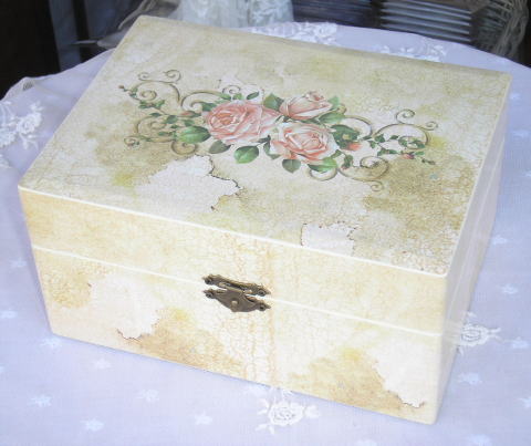 薔薇の雑貨＞インテリア＞薔薇のリモコンラック＞木製のボックスに薔薇柄のプリントが施されています。