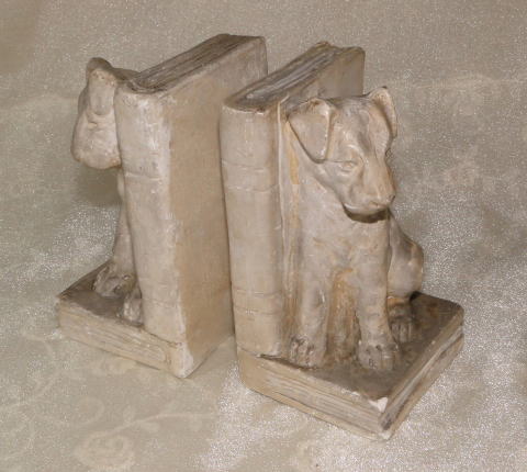 アンティーク＞インテリア＞石膏製ブックエンド＞狛犬のような（？）ブックエンドは石膏製で２匹の犬が本を支えているようなデザインです