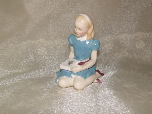 アンティーク＞陶器の人形＞ロイヤル・ドルトン社＞『アリス』1940～50年＞イギリス王室ご用達のロイヤル・ドルトン社の『アリス』は清楚で落ち着いた感じのフィギュアです。