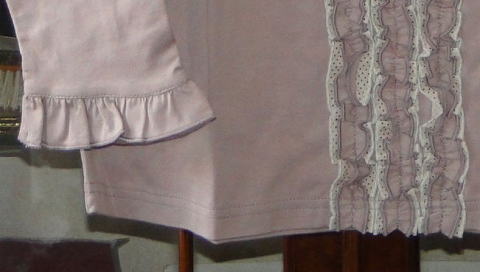 バドローズ　マーリア　水野　陽子 bud rose Maglia Yoko mizuno 　 ２０１０年　春コレクション＞カットソー　ラベンダー＞襟ぐりから前立てにかけて共布と水玉の二重フリル。袖口には共布フリルがおしゃれなカットソーです。＞袖口には共布のフリルが・・・・・
