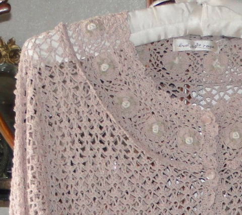 バドローズ　マーリア　水野　陽子 bud rose Maglia Yoko mizuno 　 ２０１０年　春コレクション＞かぎ針編みカーディガン ピンク＞ヨーク、ウエスト、裾のラインに小さな薔薇の刺繍を施した可愛いカーディガンです。＞ヨークに薔薇の刺繍が・・・・・