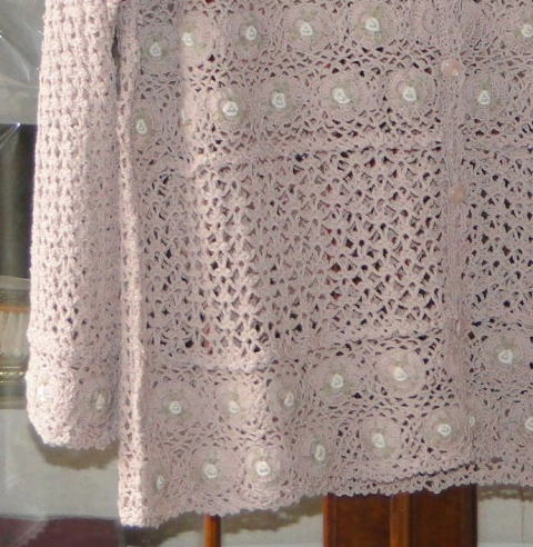 バドローズ　マーリア　水野　陽子 bud rose Maglia Yoko mizuno 　 ２０１０年　春コレクション＞かぎ針編みカーディガン ピンク＞ヨーク、ウエスト、裾のラインに小さな薔薇の刺繍を施した可愛いカーディガンです。＞ウエストと裾にはダブルで・・・・・・
