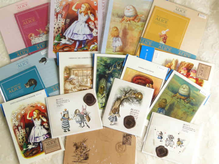 『不思議の国のアリス』Alice's Adventures in Wonderland の雑貨＞ステイショナリー＞アリス、アリス、アリス！アリスのステイショナリーがいっぱい！便箋、封筒、レターセット、封筒付きカードセット、ポストカード・・・・・などなどです。