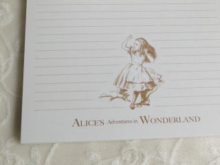 『不思議の国のアリス』Alice's Adventures in Wonderland の雑貨＞ステイショナリー＞アリスの便箋＞中はこんな感じです。