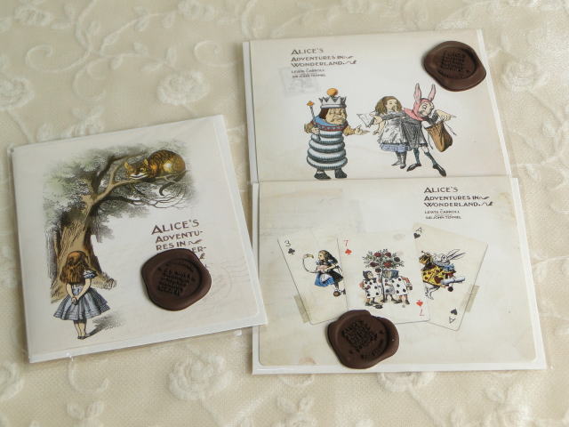 『不思議の国のアリス』Alice's Adventures in Wonderland の雑貨＞ステイショナリー＞ちょっと落ち着いた感じのアリスの封筒付きカード