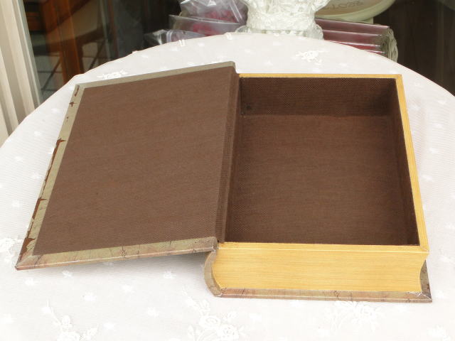 インテリア雑貨＞アンティークブック風ボックス(本型小物入れ)＞アンティークの洋書・・・かとおもったら、内側に小物が入る本型小物入れ。