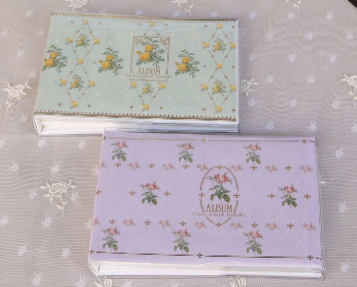 ルドゥーテの薔薇雑貨＞ルドゥーテの薔薇が描かれた雑貨＞写真のアルバムです。グリーンとピンクの2色でポケットが40枚です。