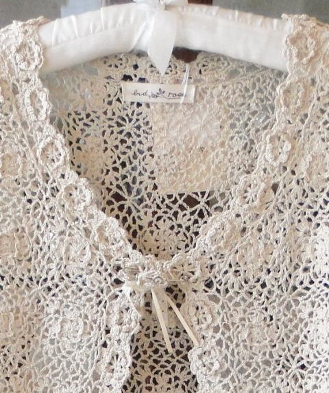 バドローズ　マーリア　水野　陽子　 ２０１０年　夏コレクション＞カーディガン　生成＞かぎ針編みお花モチーフ繋ぎのカーディガンです。ボタンも付いてますが、リボンの可愛いピンもあってアクセサリーにも♪