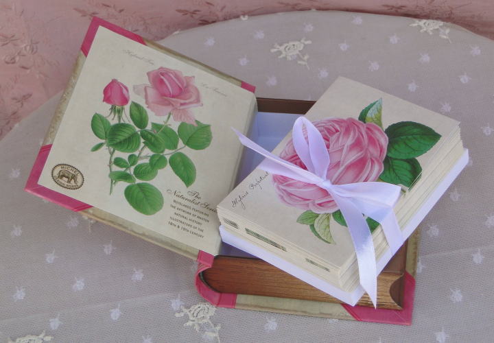 薔薇の雑貨＞ステイショナリー＞ブック型ボックス入りギフトカード＞薔薇の絵が描かれたアンティークブックのようなブック型ボックス。中には封筒付ブランクノートカードが入っています。＞封筒付き薔薇柄カード　４種類／２０枚入