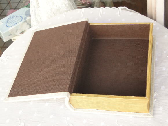 インテリア雑貨＞アンティークブック風ボックス＞古書の風合いを呈した本型小物入れです。