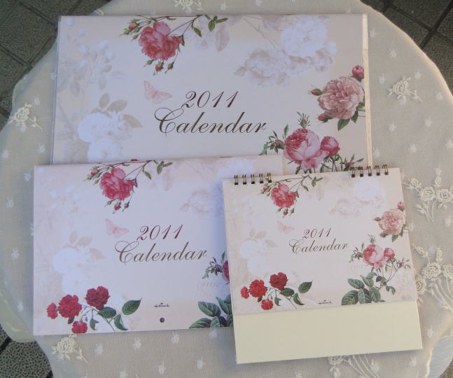 薔薇の雑貨＞2011年 ルドゥーテ 薔薇のカレンダー＞ルドゥーテ薔薇の、美しいカレンダー。大中小3種類です。大中は壁掛け用で文字が大きく書き込みにも便利な使い勝手のよいカレンダーです。手前右側は卓上カレンダーです。