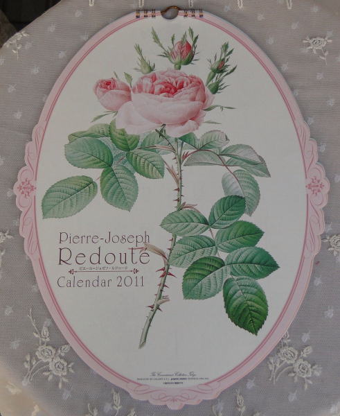 薔薇の雑貨＞2011年 ルドゥーテ 薔薇のカレンダー＞美しい薔薇のルドゥーテ・カレンダー。＞左右と下部に美しい模様がダイカットされたオーバルのカレンダーです。