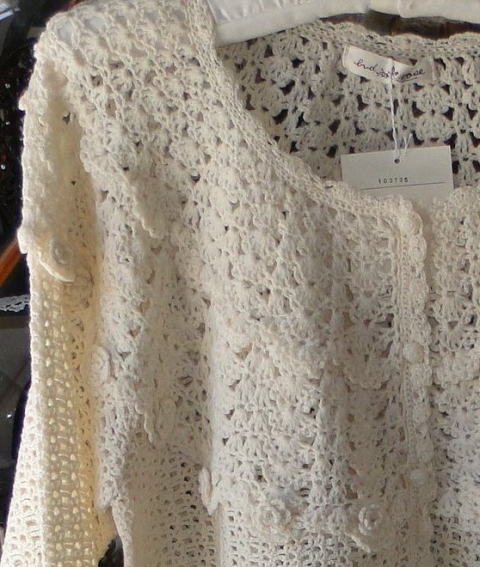 バドローズ　マーリア　水野　陽子　 ２０１０年　秋冬コレクション＞かぎ針編みカーディガン＞生成＞胸元の二重のヨークにお花のモティーフが・・・・・・