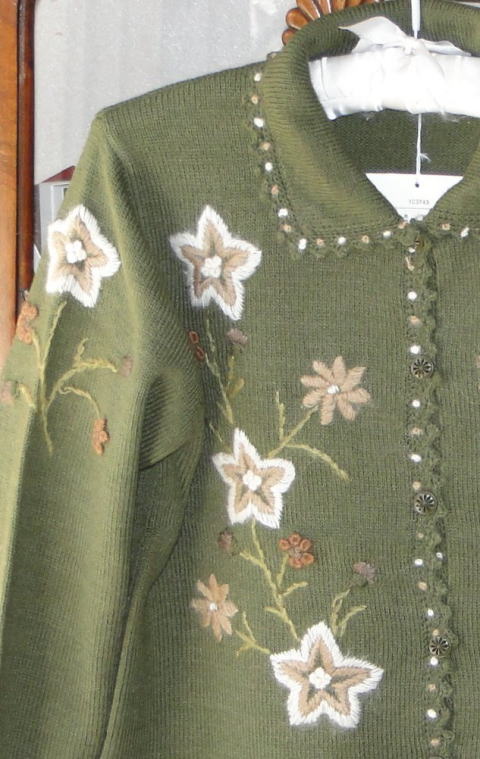 バドローズ　マーリア　水野　陽子　 ２０１０年　秋冬コレクション＞カーディガン＞グリーン＞胸元には、五光星のようなかたちのお花が・・・・・・・
