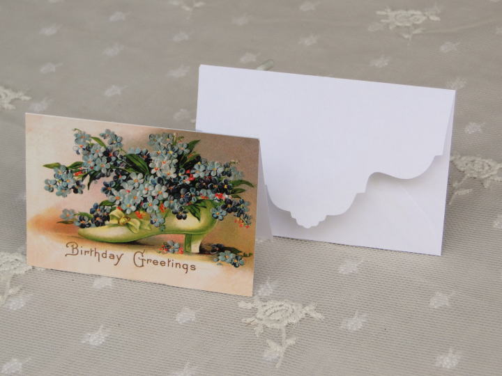 ヴィクトリアン・ステイショナリー＞メッセージ・カード＞ヒールに咲く花のお誕生日カード＞封筒の裏側にはダイカットでおしゃれな曲線が・・・・・・