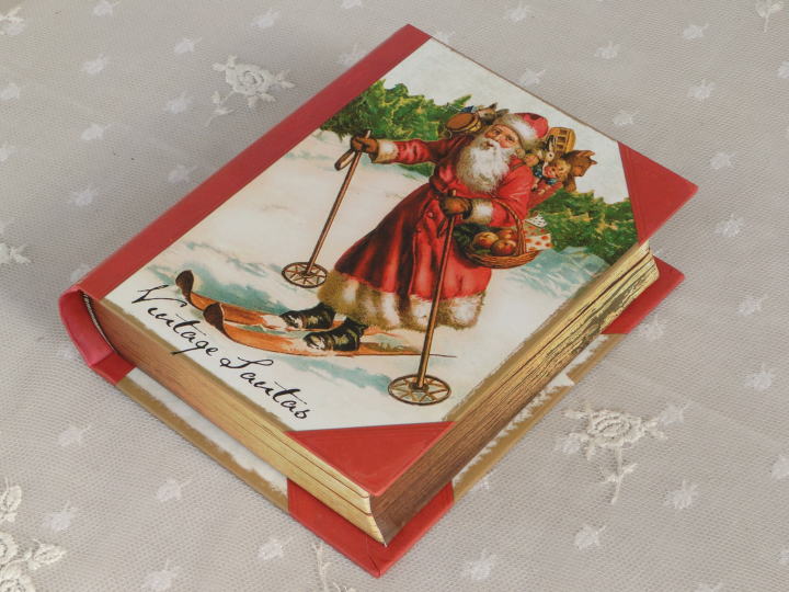 ヴィクトリアン・ステイショナリー＞クリスマスカード＞４種類のヴィクトリアン・サンタ・クリスマスカード（封筒付）が入った、アンティークブックのようなボックス。１９世紀のノスタルジックなサンタさんが素敵ですね♪