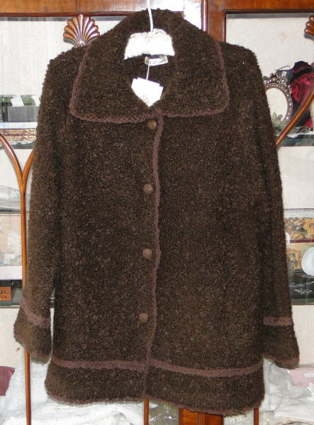 バドローズ　マーリア　水野　陽子　 ２０１０年　冬コレクション＞ジャケット 茶＞襟ぐりから前立て、すそ周りをかぎ針編みレースで縁取り、大きな襟の暖かいジャケットです。