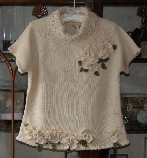 バドローズ　マーリア　水野　陽子　 ２０１０年　冬コレクション＞半そでセーター　生成＞胸元とすそ周りのお花のモティーフが可愛いセーターです。