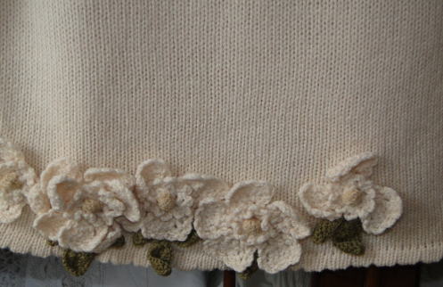 バドローズ　マーリア　水野　陽子　 ２０１０年　冬コレクション＞半そでセーター　生成＞ちょっと大き目のお花がかわいい。