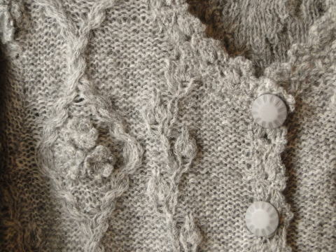 バドローズ　マーリア　水野　陽子　 ２０１０年　冬コレクション＞カーディガン　グレー＞ひし形の編みこみの中にお花のモティーフが・・・・・