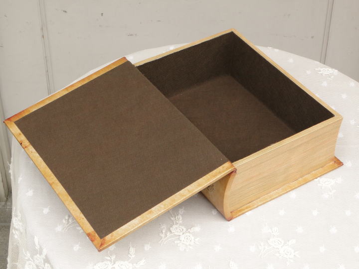 インテリア雑貨＞アンティークブック風ボックス（ブック型ボックス）＞アンティークの洋書・・・かとおもったら、内側に小物が入る本型小物入れ。＞リース柄の本