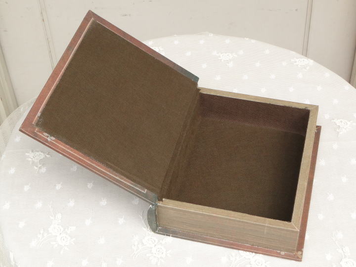 インテリア雑貨＞アンティークブック風ボックス（ブック型ボックス）＞アンティークの洋書・・・かとおもったら、内側に小物が入る本型小物入れ。＞LA CONNAISSANCE DU CLAVIER PAR LA TRANSPOSITIONというタイトルの本。
