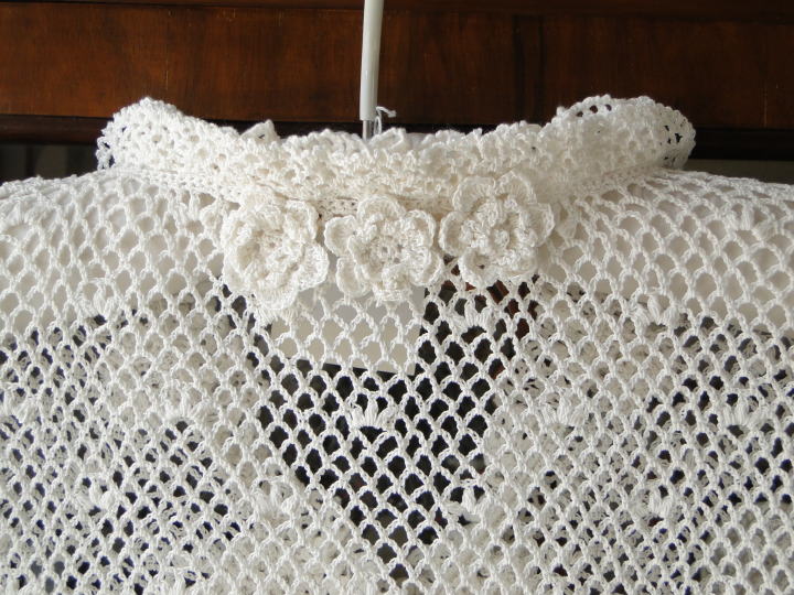 バドローズ　マーリア　水野　陽子　 ２０１1年　夏コレクション＞かぎ針編みカーディガン＞白＞襟ぐりから前縦、裾周りにかけて、フリルにお花のモティーフがちりばめられたカーディガンです